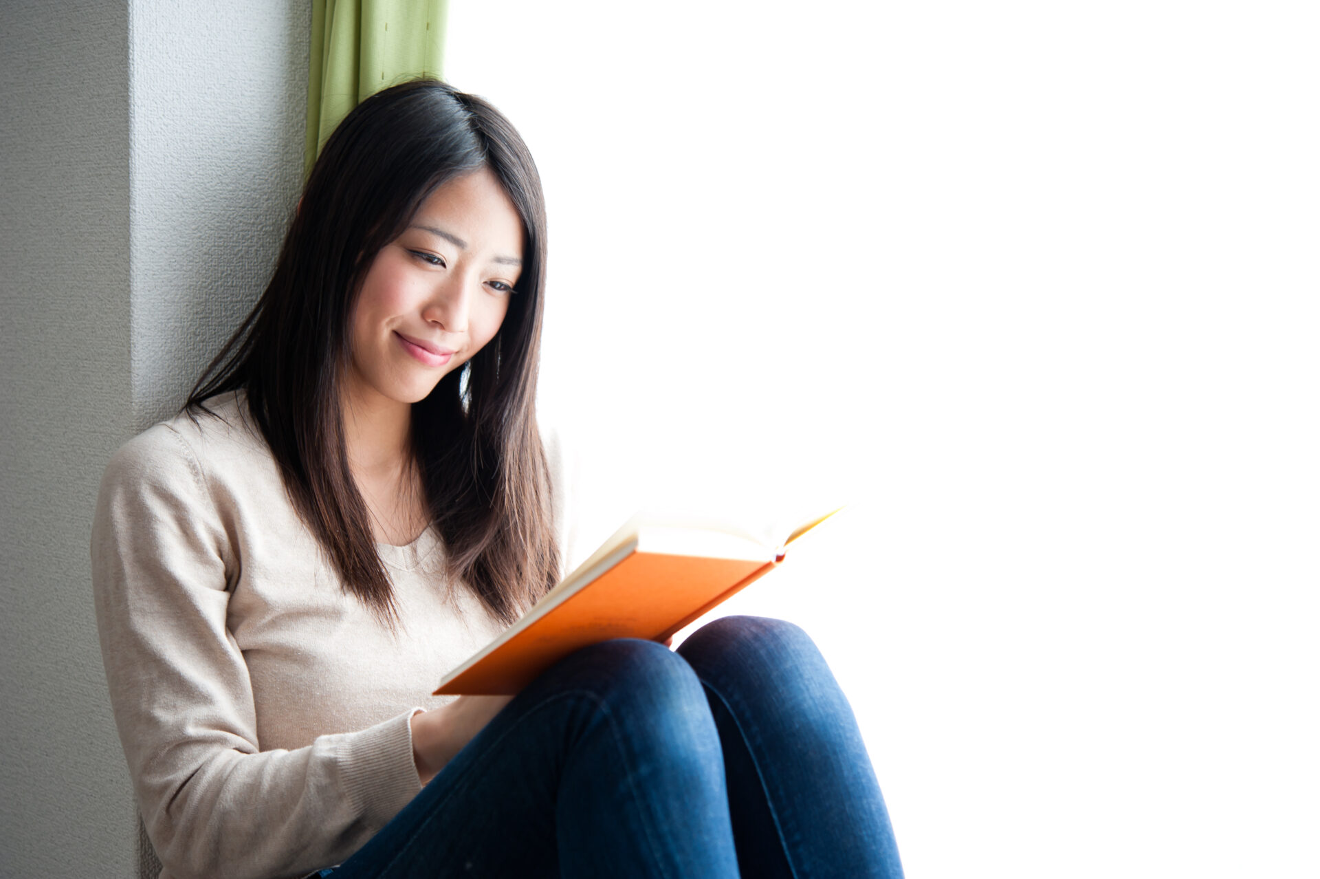 She often reads books. Женщина читает. Женщина флэт с книгами. Картинка читающая женщина. Читаем женскую прозу.