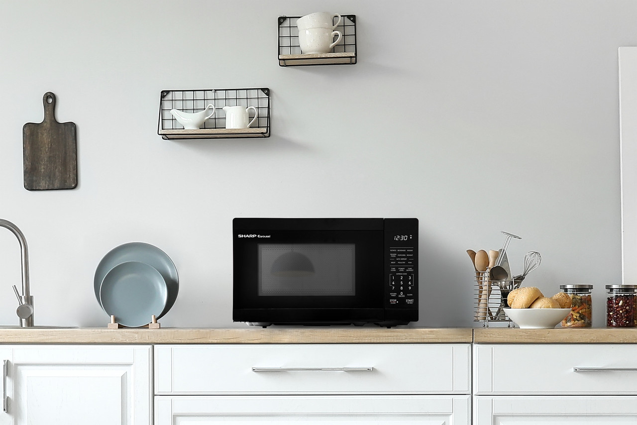 0.7 cu. ft. 700W Black Carousel Countertop Microwave Oven (SMC0760KB) lifestyle