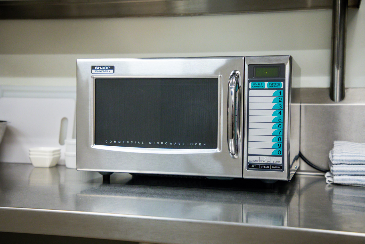 Medium-Duty Commercial Microwave Oven with 1000 Watts (R21LCFS) Lifestyle