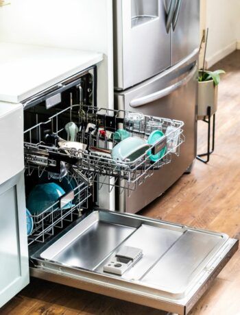 Sharp dishwasher with clean dishes