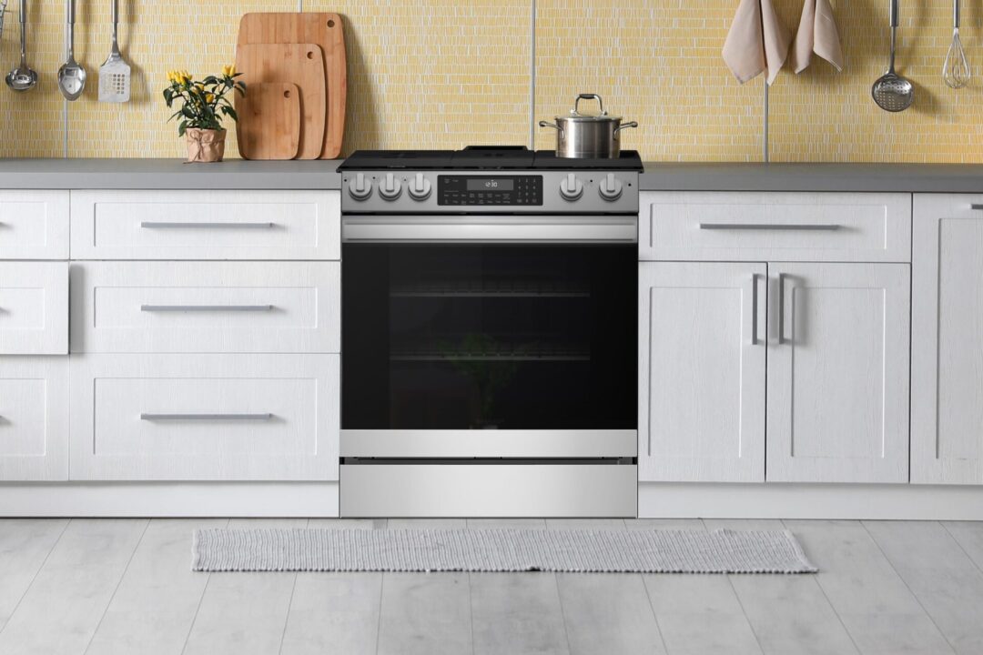 Sharp electric range lifestyle image