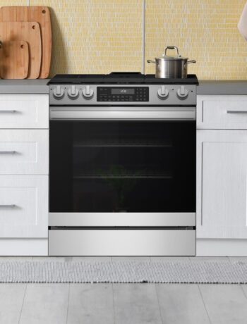 Sharp electric range lifestyle image