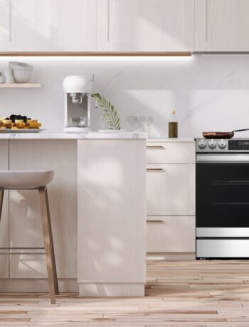 Sharp electric range lifestyle image