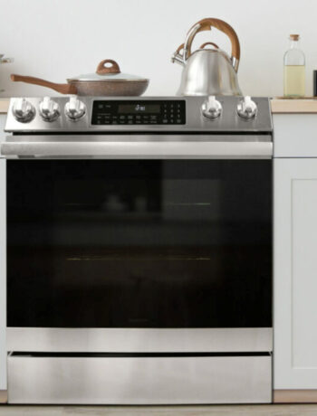 A 30 in. Electric Convection Slide-In Range with Air Fry (SSR3065JS) placed in between cabinetry in a kitchen