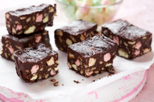 Chocolate bars with marshmallows and graham crackers (Rocky road)